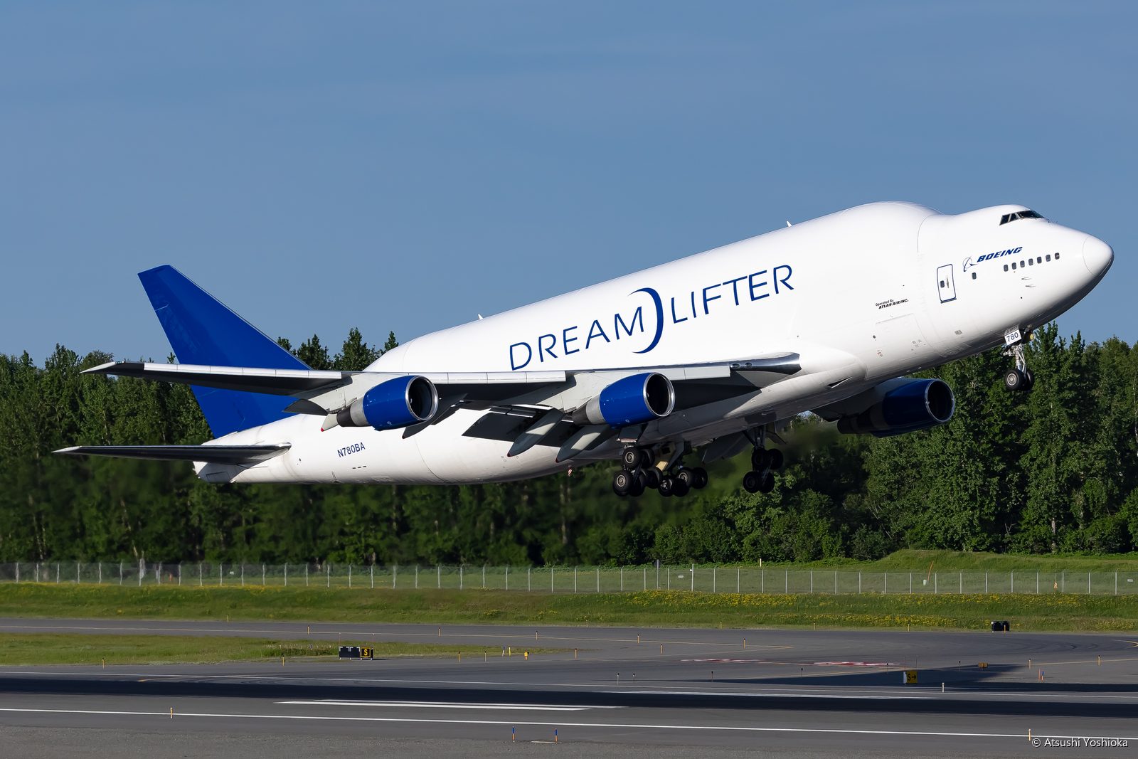 森を背景に離陸するボーイング747ドリームリフター