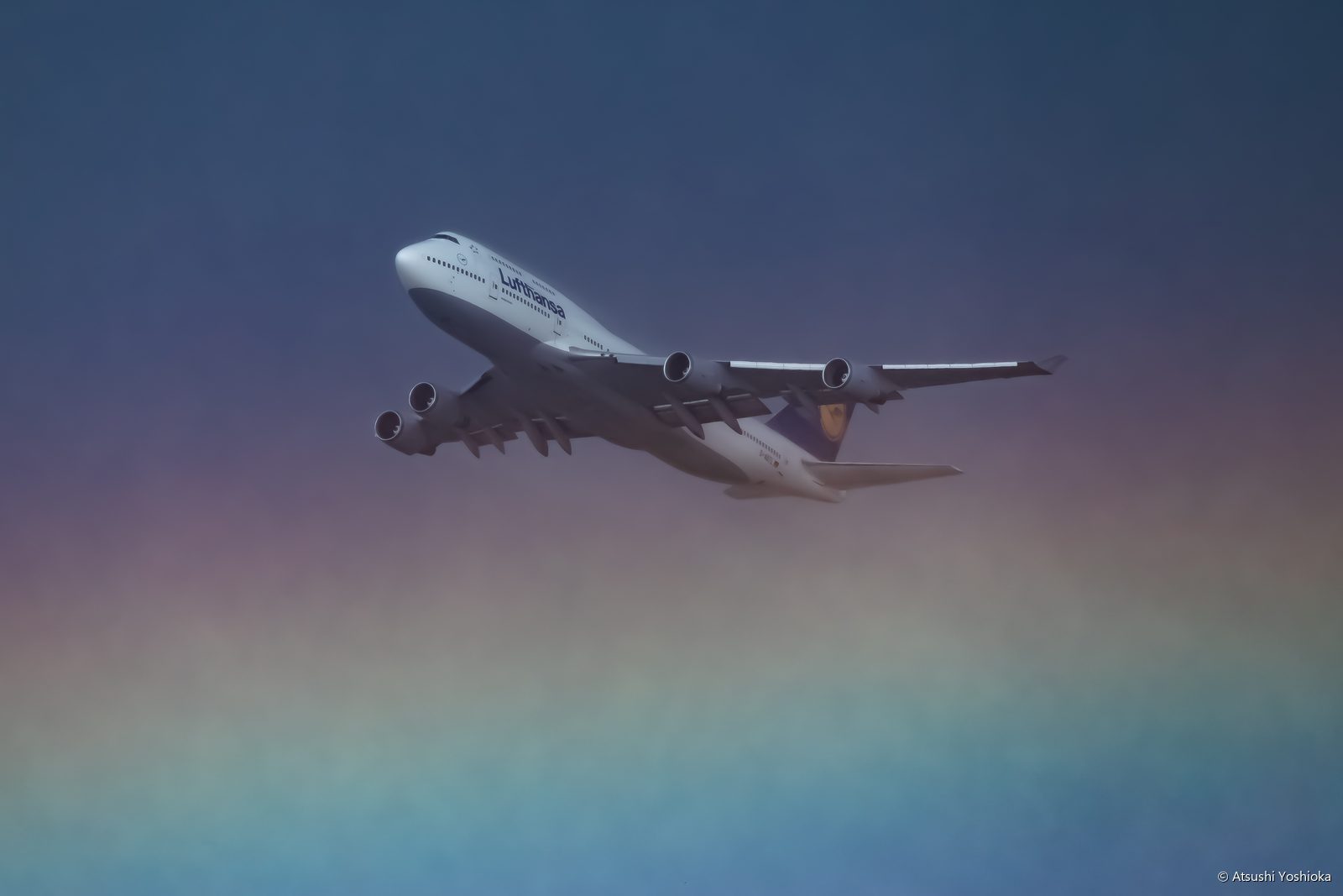霞んだ空を上昇するルフトハンザのボーイング747-8