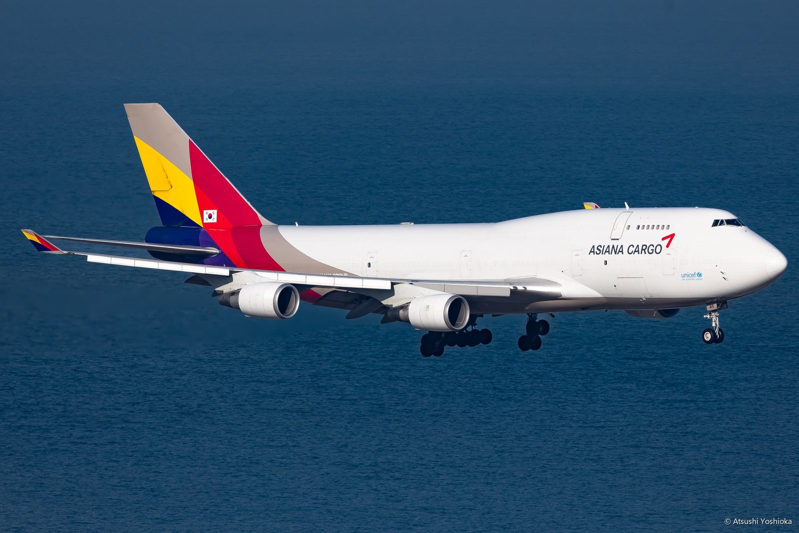 海の上を着陸に向かうアシアナ航空カーゴのボーイング747