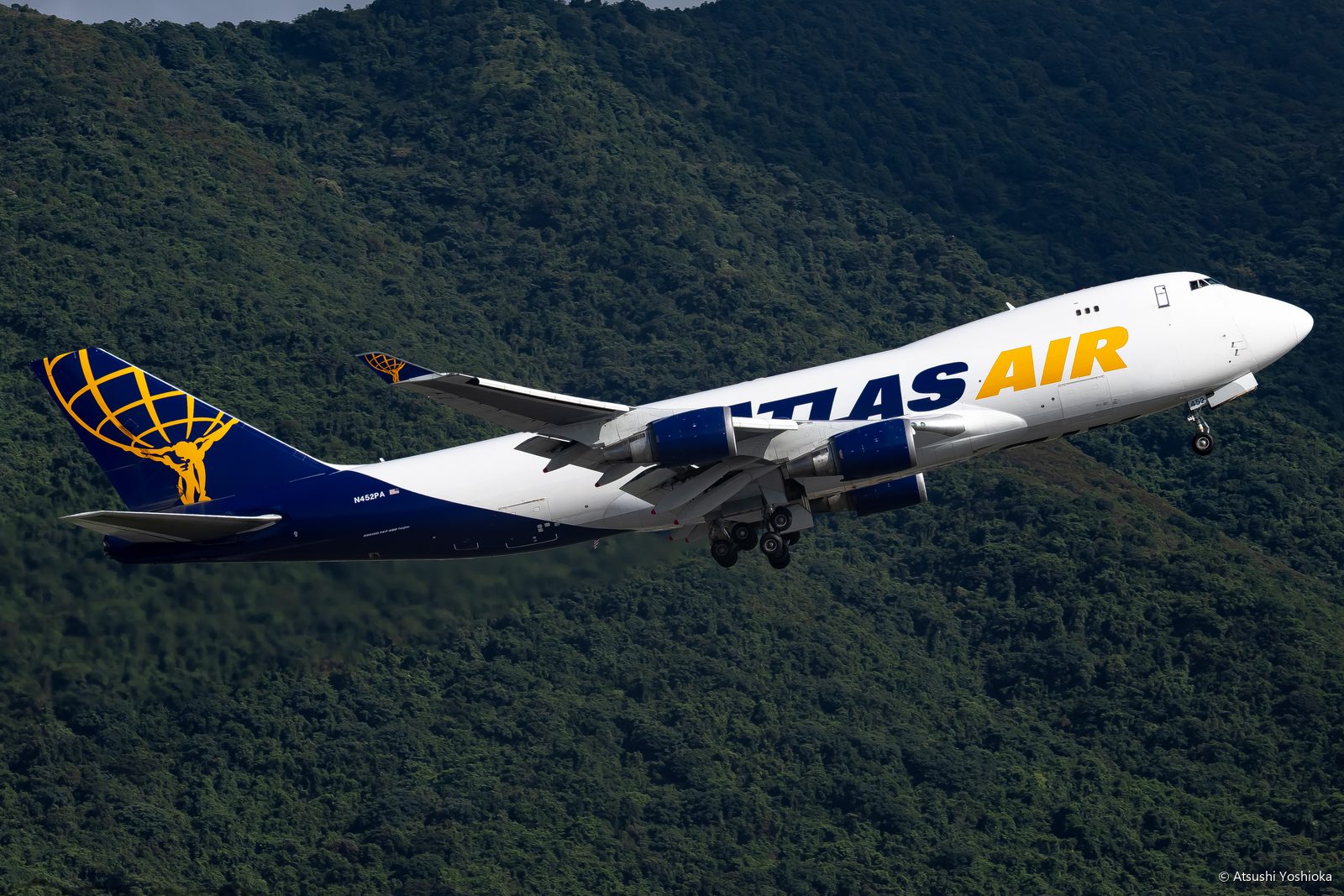 緑の山を背景に離陸するアトラス航空のボーイング747