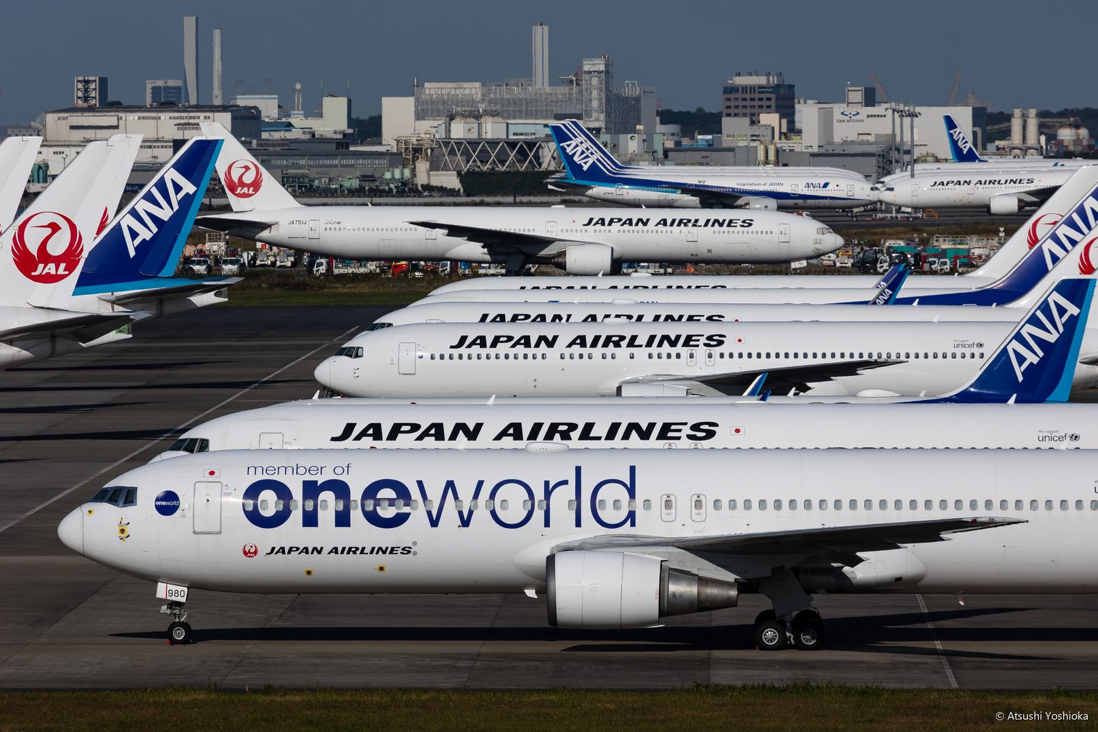 羽田空港に並ぶJALとANAの機体