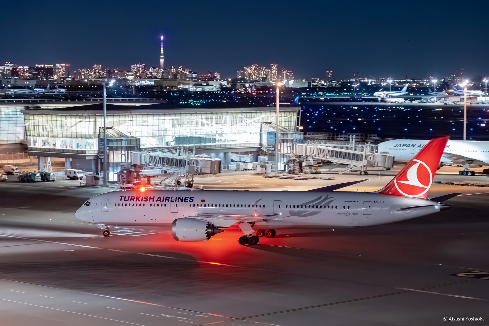 東京スカイツリーと夜景を背景に進むターキッシュエアラインズのボーイング787