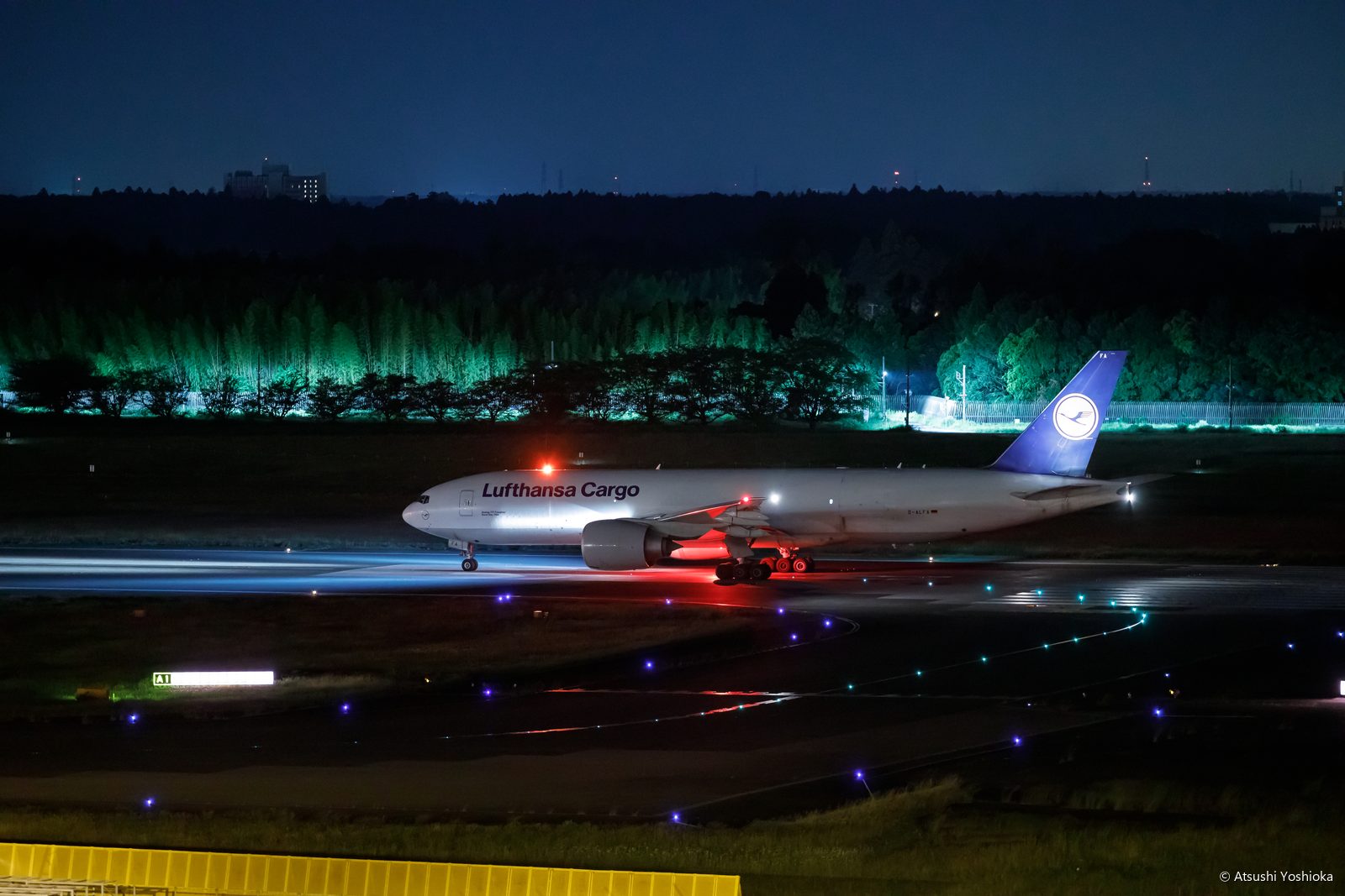 夜の成田空港を走行するルフトハンザ・カーゴのボーイング777F